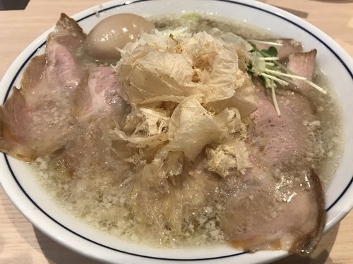 茨木ラーメン鱗のおいしそうなラーメン画像