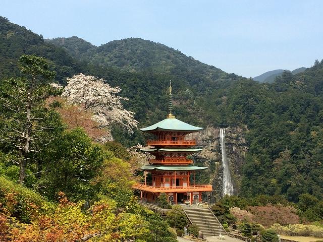 那智の滝の風景です。