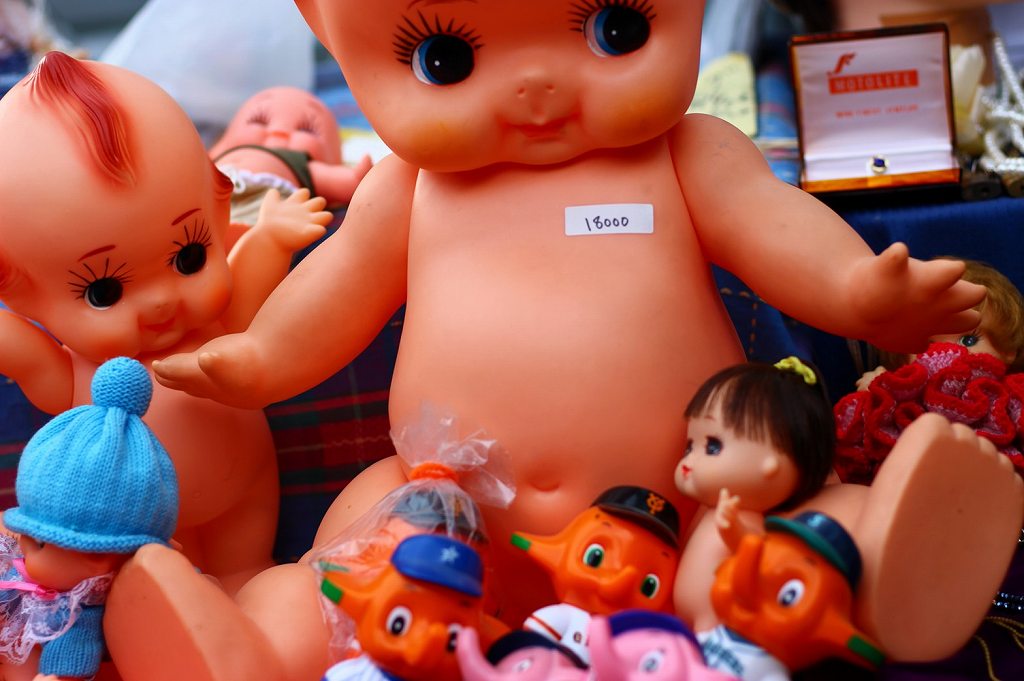 東寺の弘法市の人形売り場の画像です。