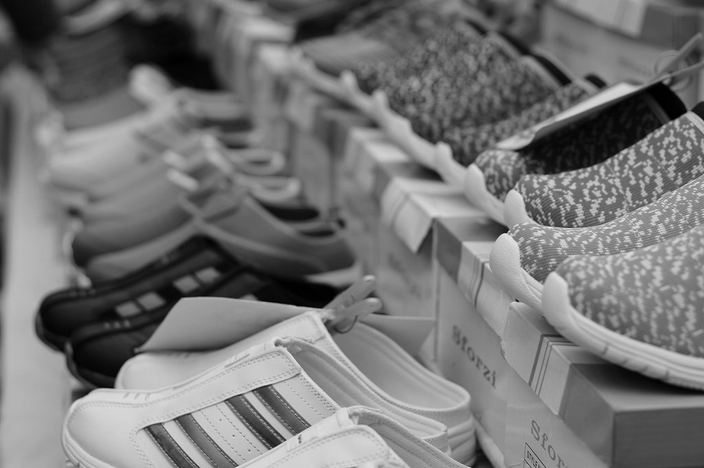 東寺の弘法市の靴を売っている画像です。