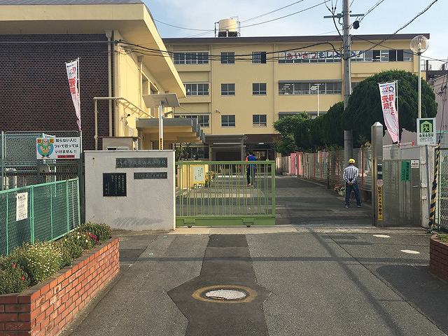 「東山本小学校」の画像です