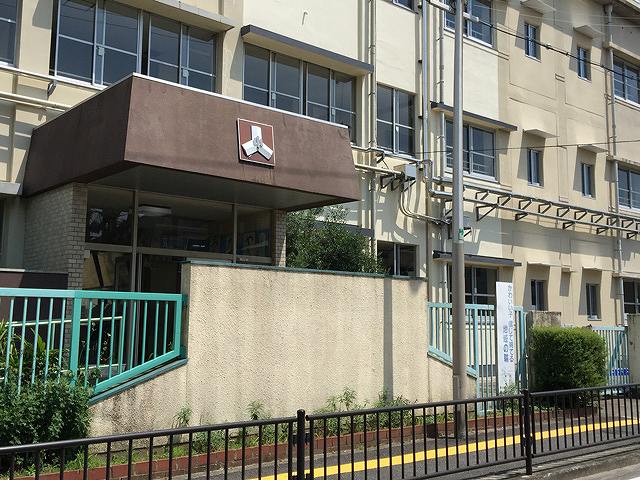 「三国丘（みくにがおか）小学校」の画像です