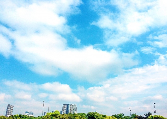 青空と街の画像です