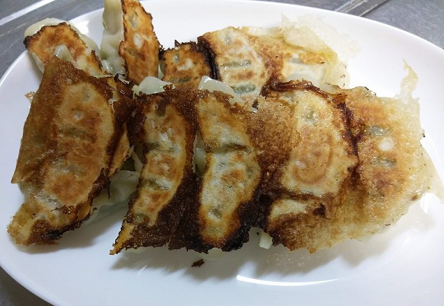 自宅で焼いた餃子の画像です