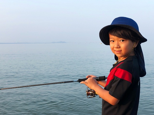 釣りをする子供の画像です